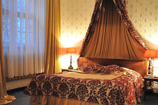Schlosshotel Podewils (Polanów)
